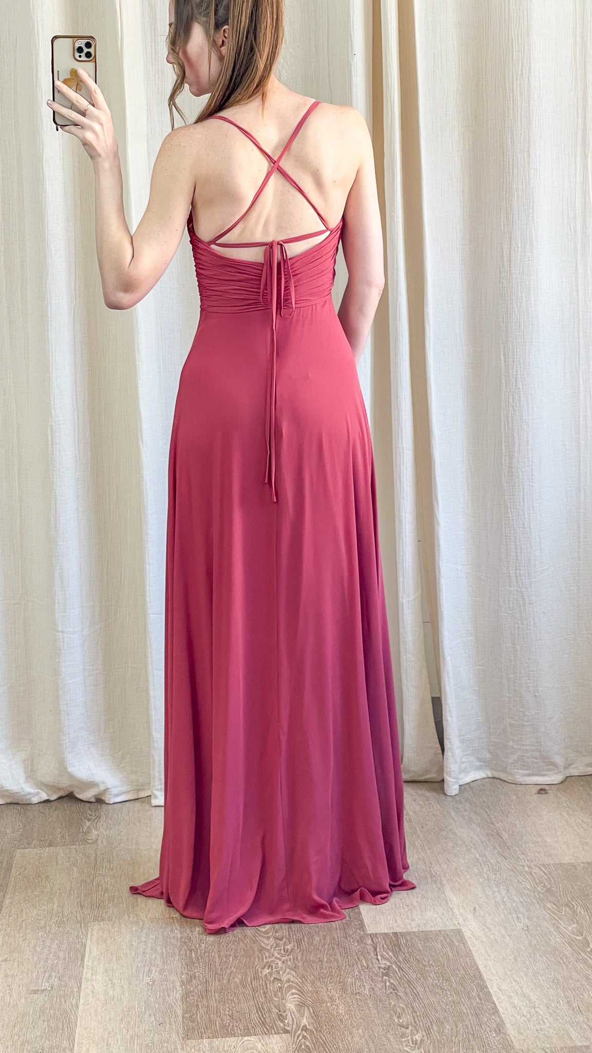 Robe Valentine longue avec dos croisé et jupe fluide – robe demoiselle d'honneur élégante