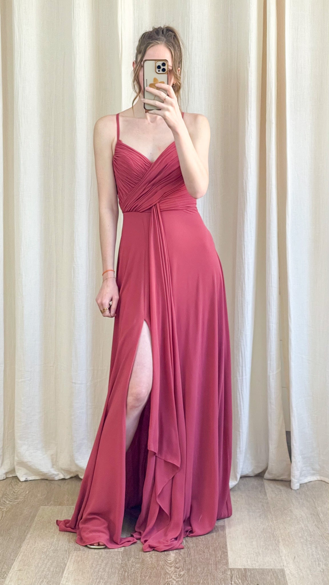 Robe Valentine longue élégante avec décolleté drapé et bretelles fines – robe invitée mariage