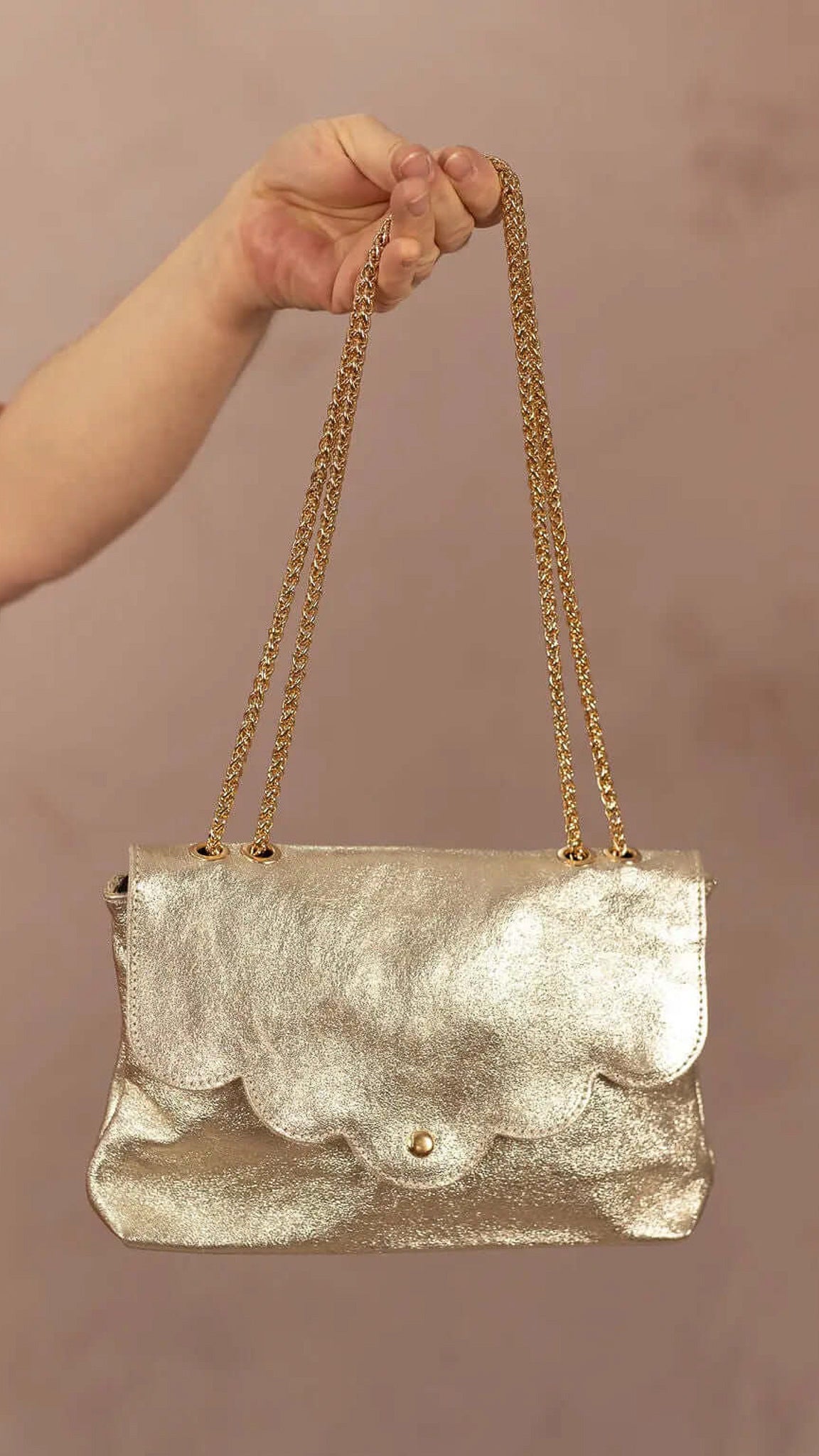 Sac en cuir doré Maxi porté à l’épaule pour cérémonie