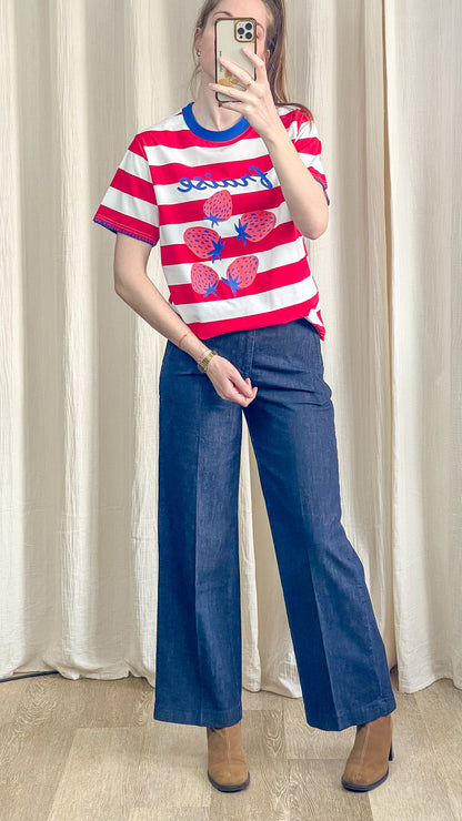 T-shirt femme rayé rouge et blanc imprimé fraises porté avec jean look casual