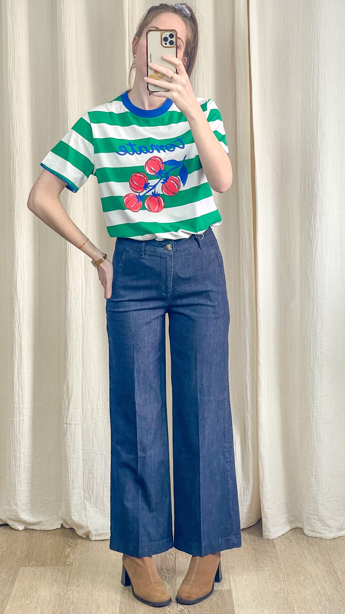 T-shirt femme rayé vert et blanc imprimé tomates porté avec pantalon denim