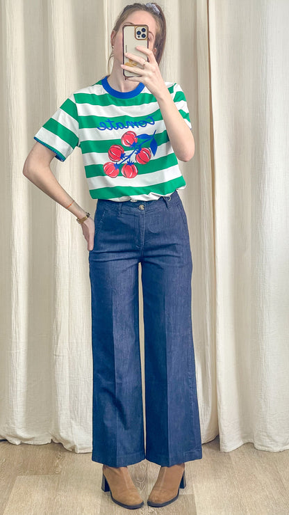 T-shirt femme rayé vert et blanc imprimé tomates porté avec pantalon denim