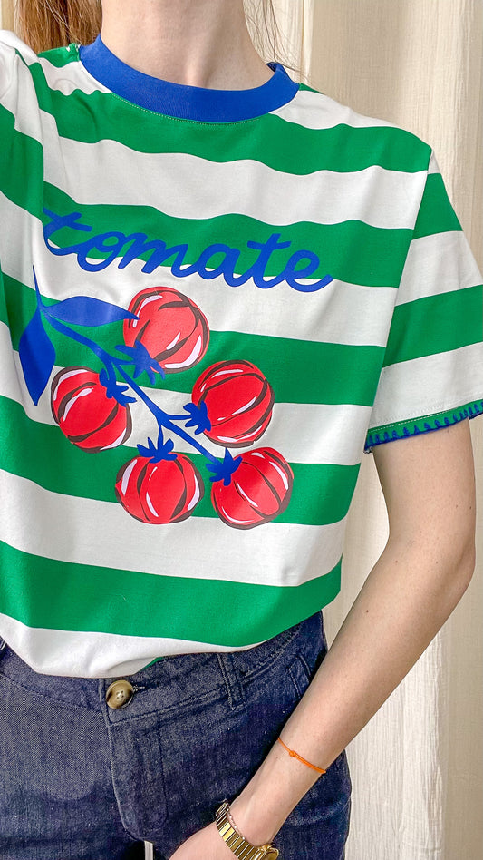 Détail t-shirt vert rayé imprimé tomates col contrasté bleu