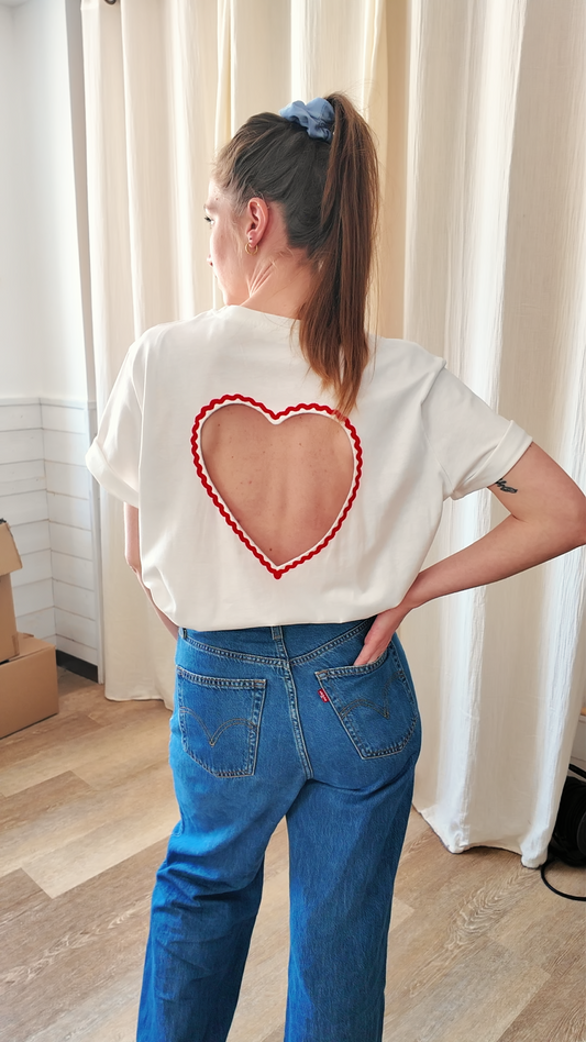 T-shirt blanc oversize femme avec découpe dos ouvert en forme de coeur bordure rouge style tendance