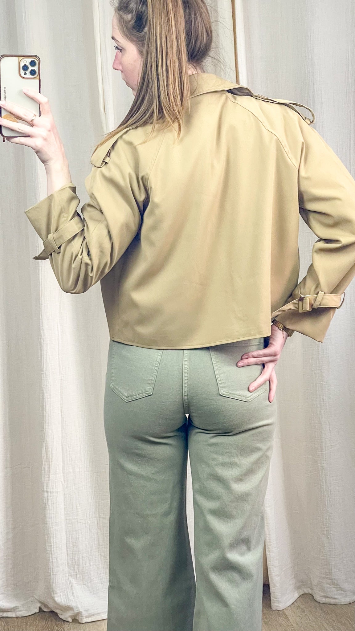 Trench femme court beige vue de dos coupe structurée