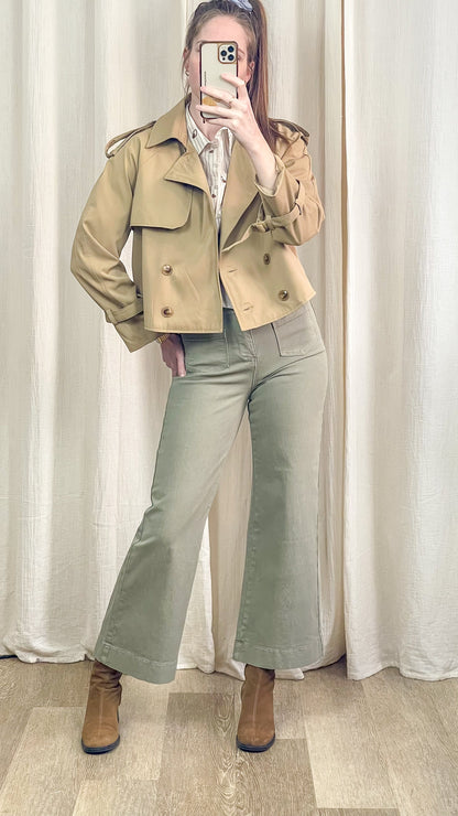 Trench court beige femme porté avec pantalon vert et bottines look complet
