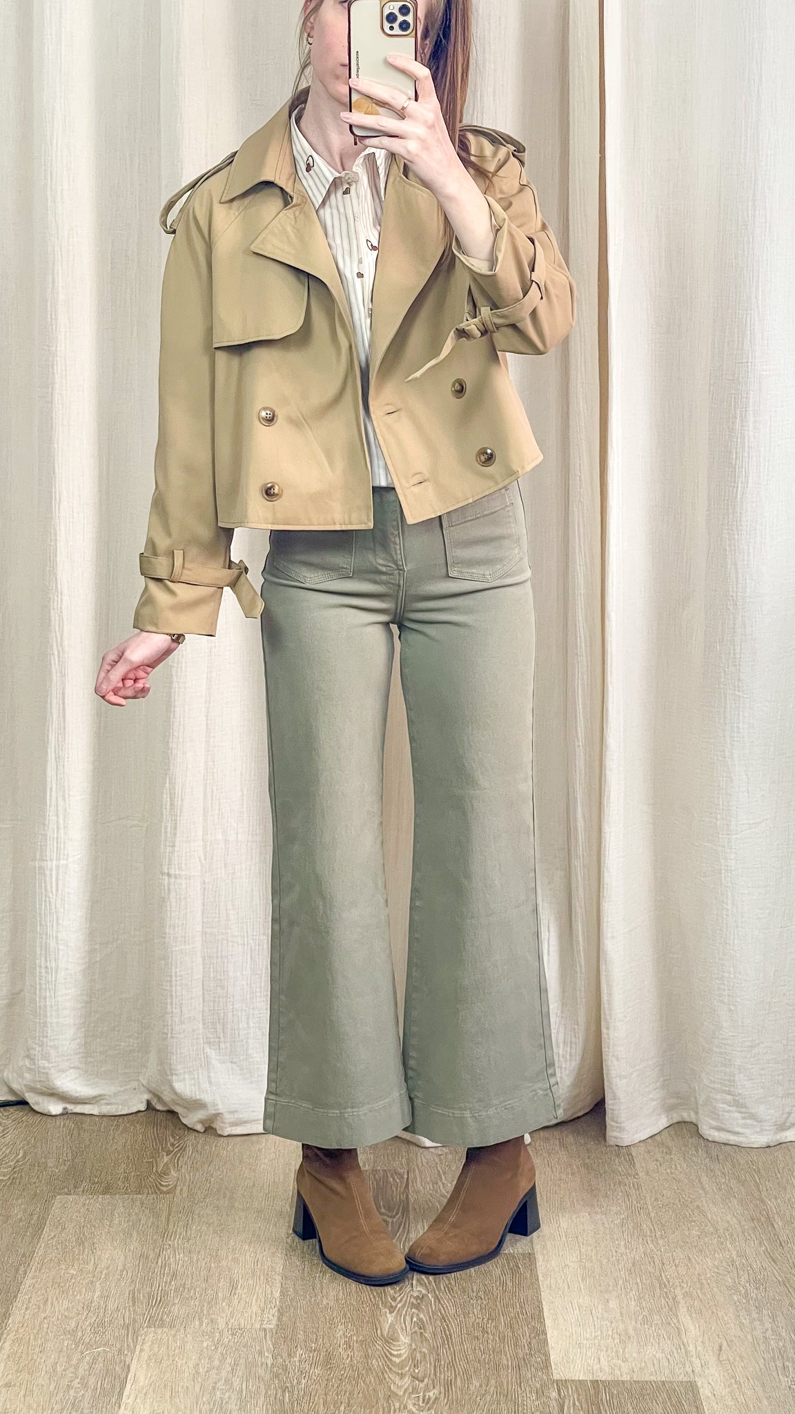 Trench beige court femme tenue casual chic avec pantalon taille haute