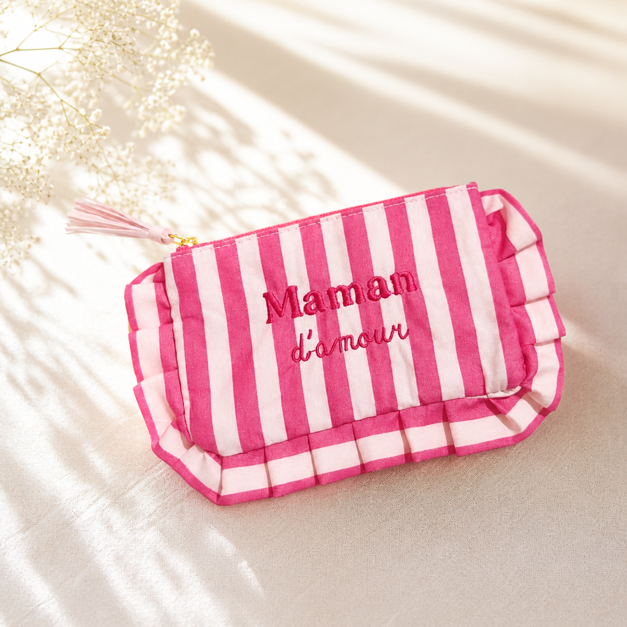 Trousse brodée Maman d'amour rayures rose fuchsia avec volants froncés et pompon zip doré — cadeau maman 17x10,5 cm