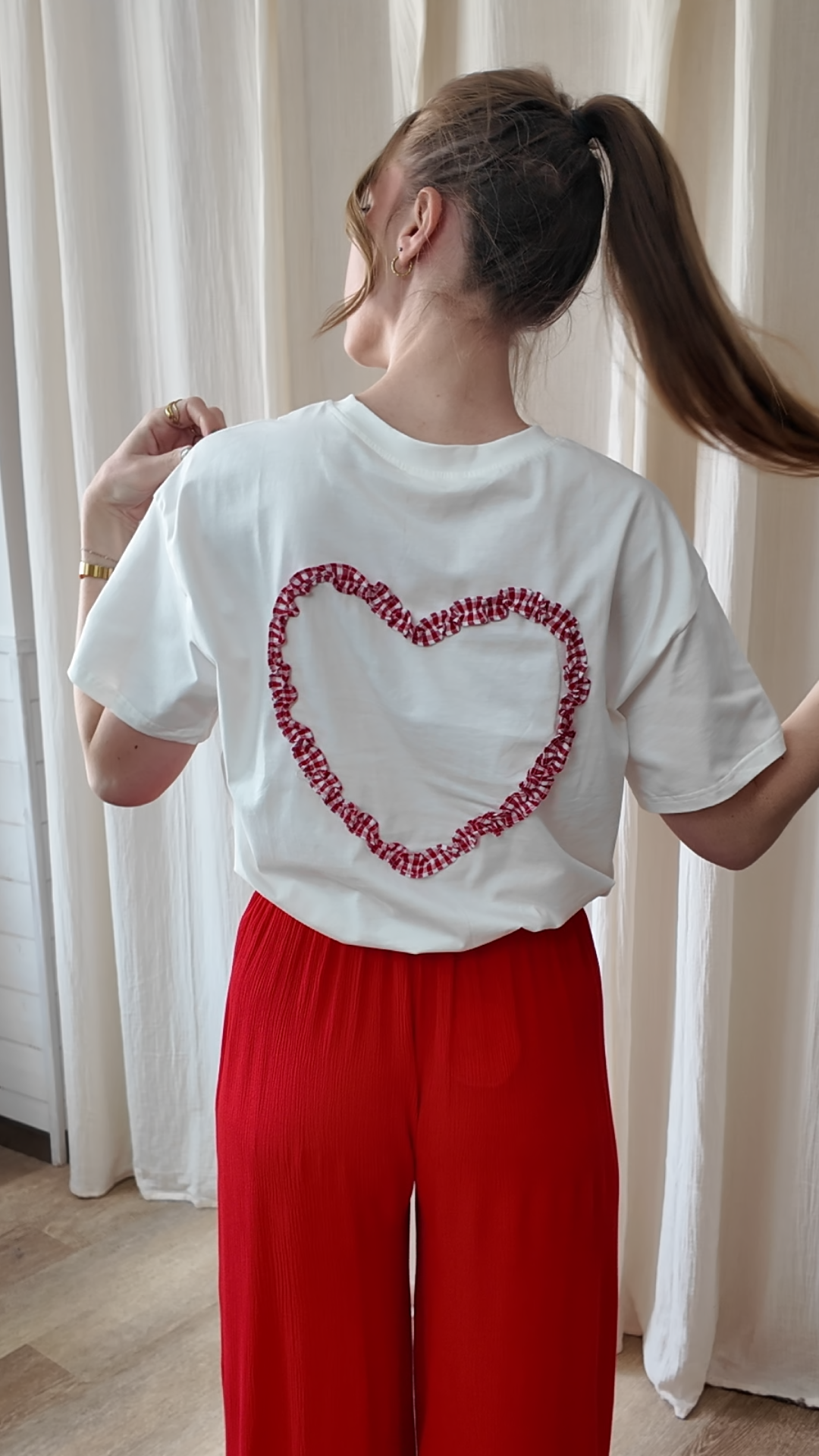 T-shirt blanc femme avec coeur vichy rouge dans le dos, coupe oversize décontractée, style romantique tendance