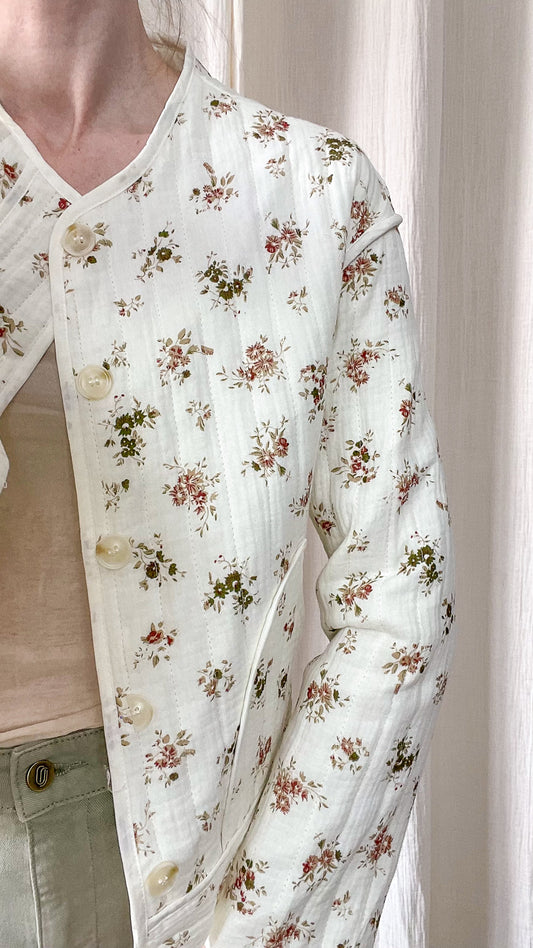 Détail tissu matelassé veste écru à fleurs motif floral fin