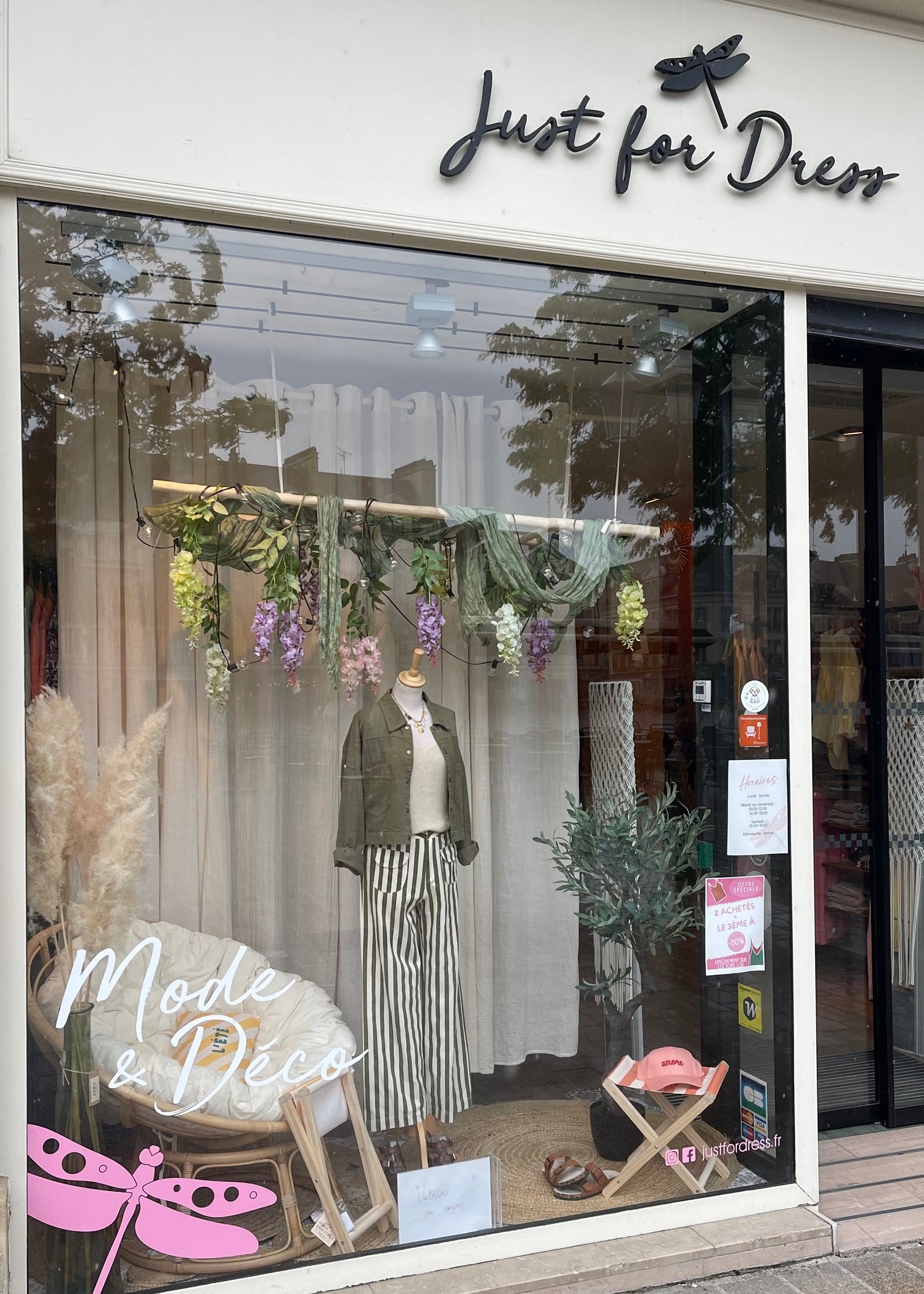 Vitrine de la boutique Just for Dress, concept store mode et décoration à Beauvais