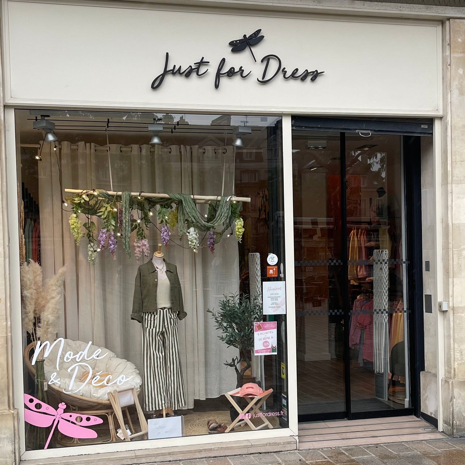 Vitrine de la boutique Just for Dress à Beauvais, concept store mode et décoration